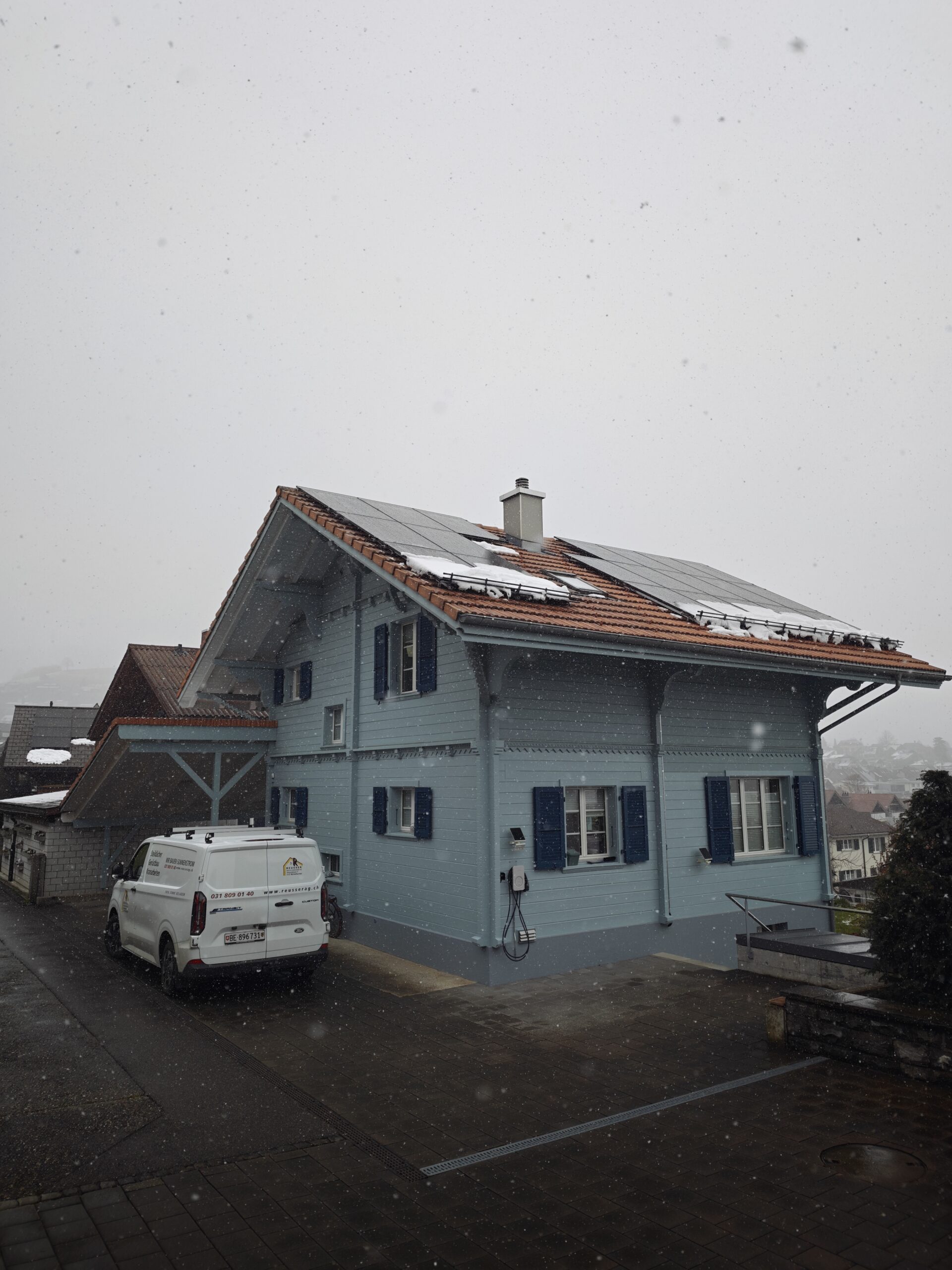 Angebaute PV-Anlage mit Ladestation in Grossh&ouml;chstetten