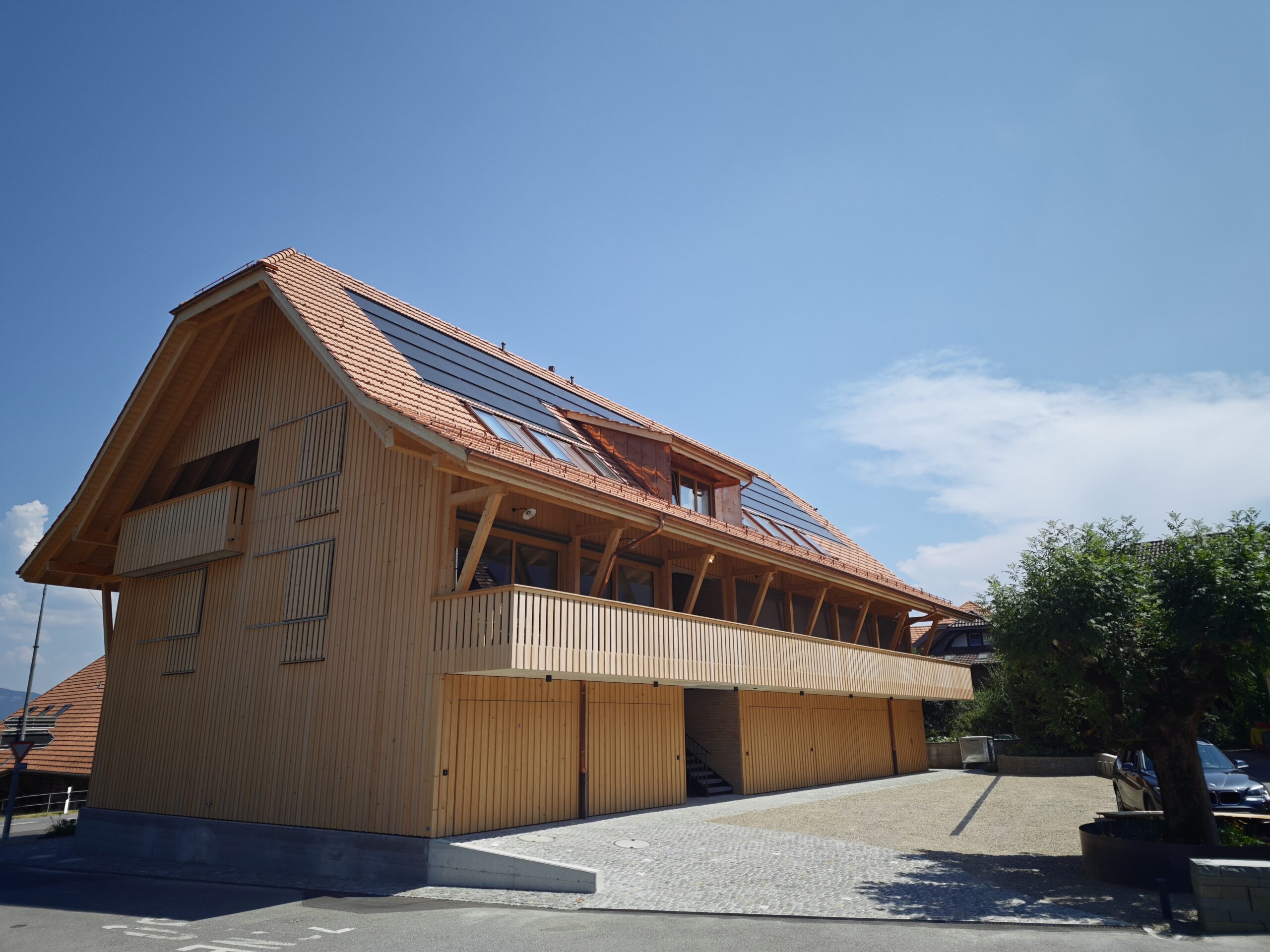 Integrierte PV-Anlage mit Neueindeckung Steildach in Kirchenthurnen
