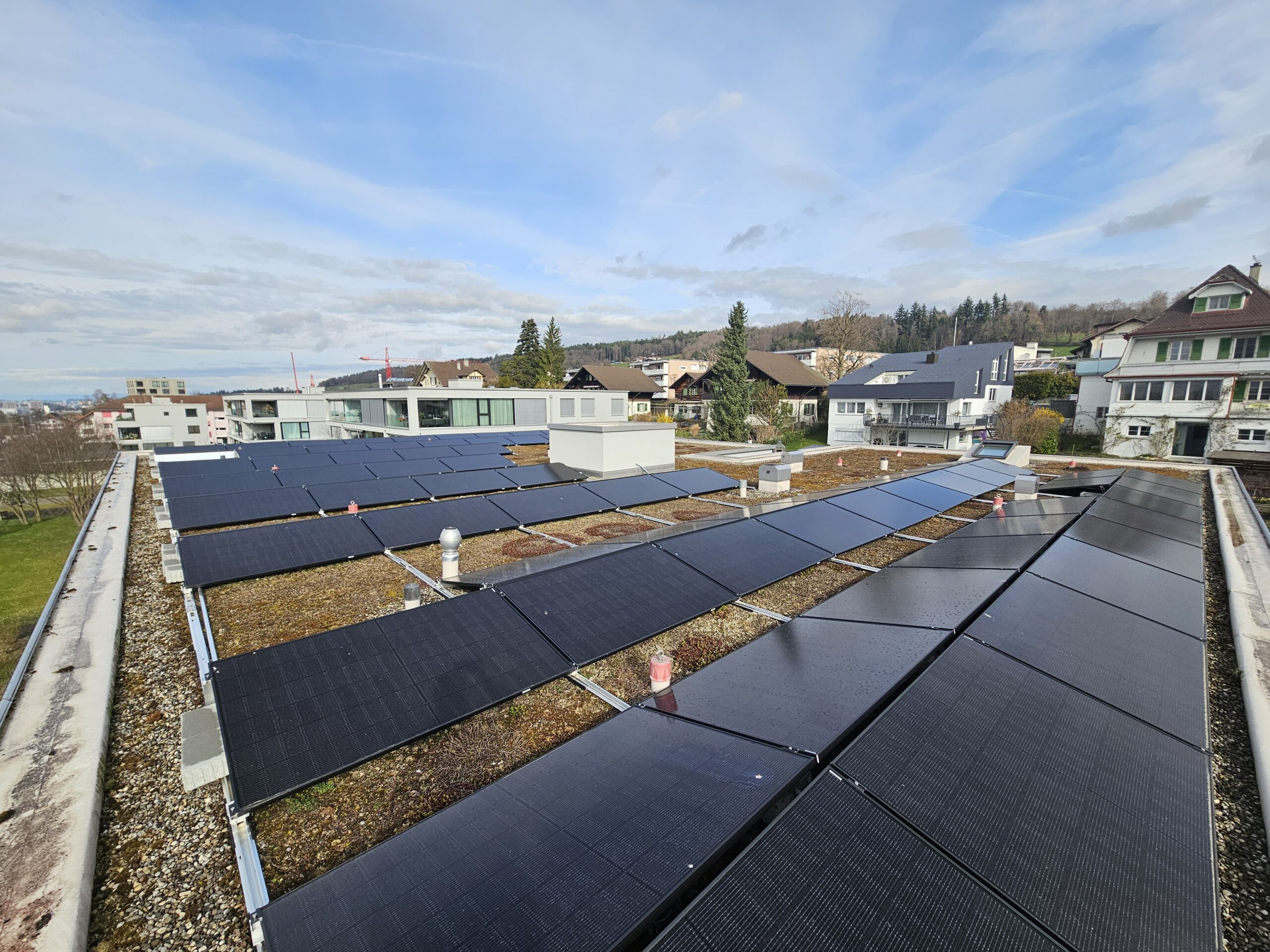 Ballastierte, angebaute Flachdach PV-Anlage auf Wohnblock in G&uuml;mligen. Baujahr 2026